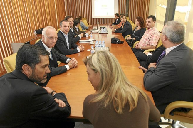 Sonia Castedo, como alcaldesa, en una reunin con representantes de...