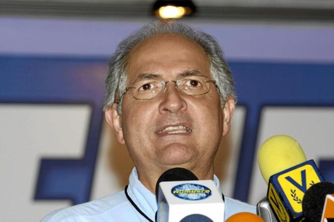 El alcalde de Caracas, Antonio Ledezma, habla ante los medios de...