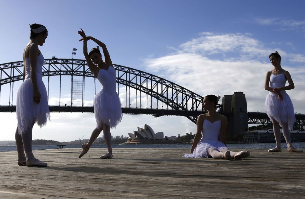 Bailarinas de The Australian Ballet actan en una plataforma...