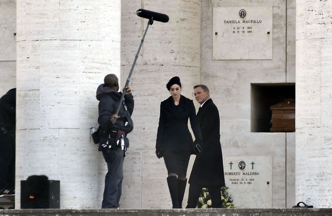 Daniel Craig y Monica Belluci, en el rodaje de la pelcula en Roma.