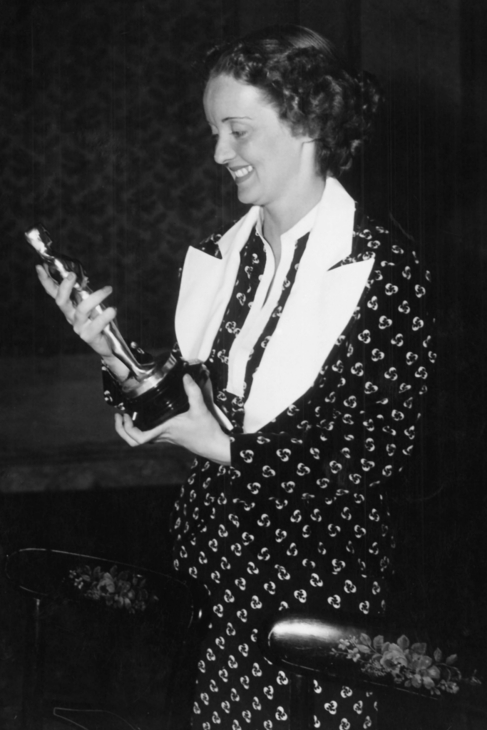 Marzo 1936. Bette Davis no pudo evitar el rencor al recoger el Oscar a...