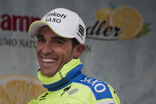 Alberto Contador sonre en el podium de la Vuelta a Andaluca