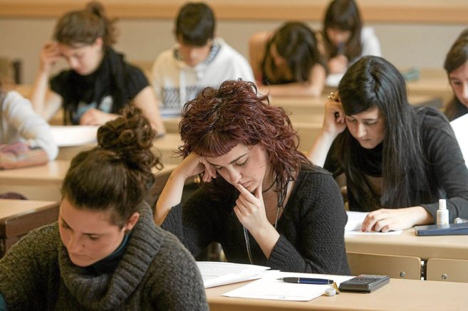 Estudiantes de Bachillerato durante un examen.