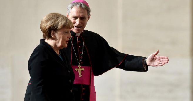 Angela Merkel, a su llegada al Vaticano, junto al arzobispo Georg...
