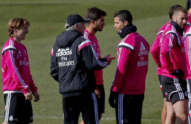 Ancelotti conversa con Cristiano Ronaldo durante el entrenamiento