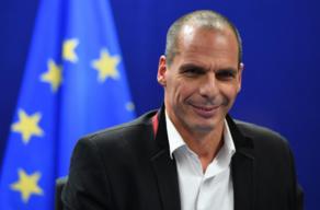 Varufakis sonre tras el acuerdo en el Eurogrupo.