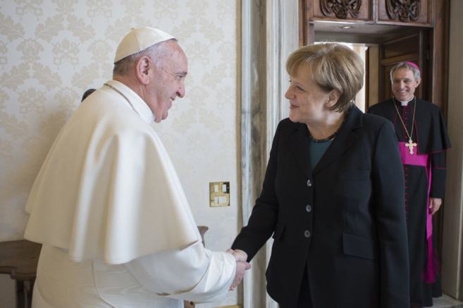 El Papa saluda a la canciller alemana, Angela Merkel, en el Vaticano.