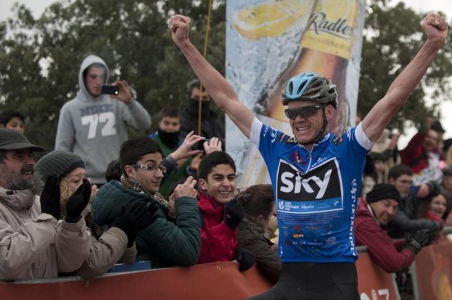 Christopher Froome celebra la victoria en la cuarta etapa de la Vuelta...