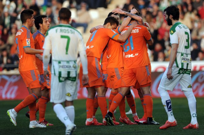 Los jugadores del Valencia CF celebran el gol de Andr Gomes.