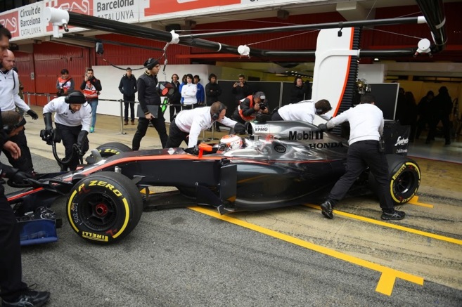 El piloto britnico de McLaren con problemas en Montmel.