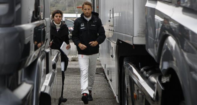 Jenson Button, antes de comenzar su sesin de entrenamientos en...