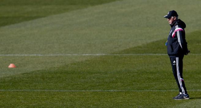 Carlo Ancelotti observa con atencin el entrenamiento del Real Madrid...