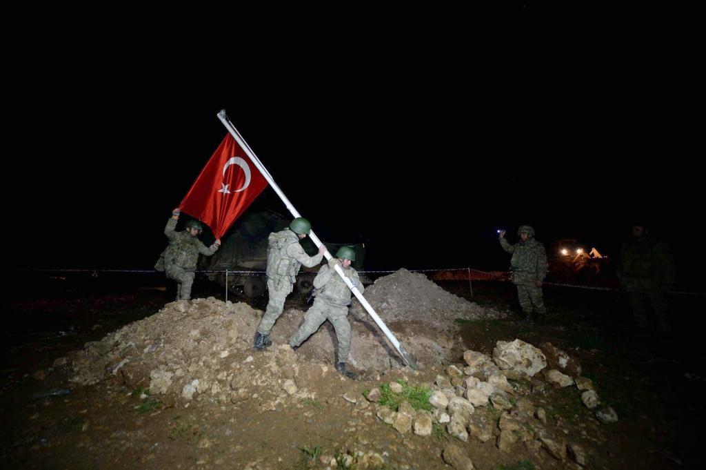 Soldados turcos clavan una bandera en la nueva ubicacin de la tumba...