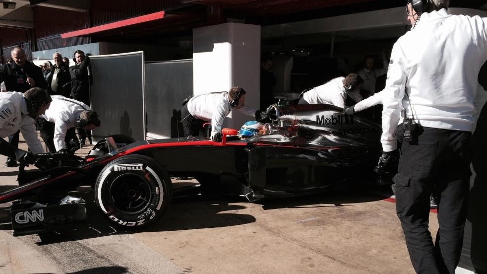 El espaol sale a la pista con su McLaren