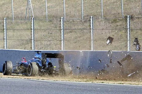 El McLaren de Alonso choca contra el muro.