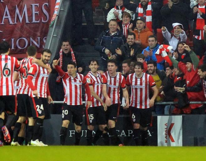 Aritz Aduriz festeja con sus compaeros el gol del Athletic.