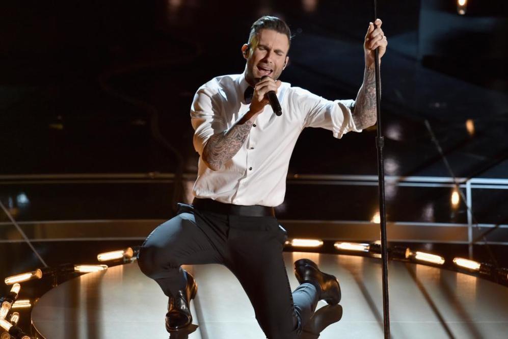 La actuacin de Adam Levine, cantante de Maroon 5, ha puesto en pie...