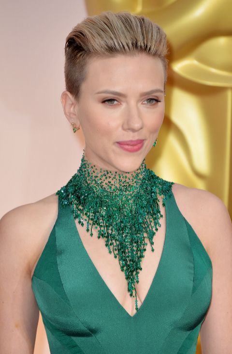 Scarlett Johansson, con un vestido de Aterlier Versace con escote en...
