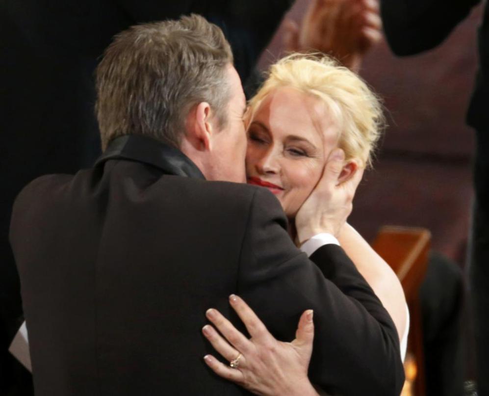 Ethan Hawke besa a su compaera Patricia Arquette tras ganar el Oscar...