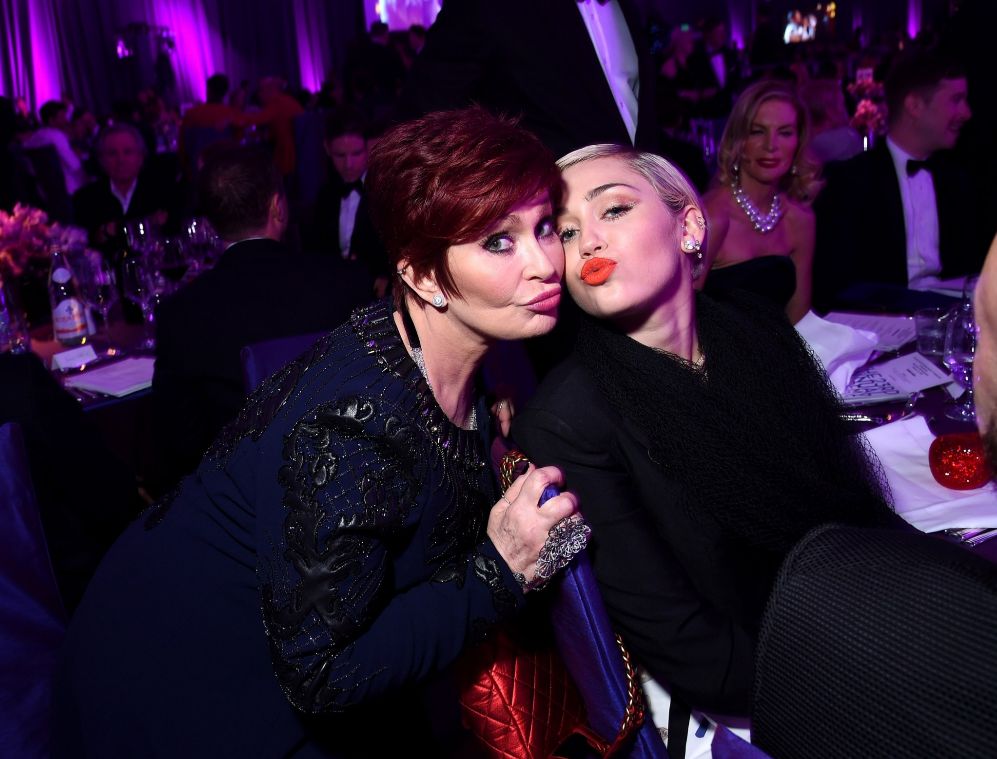 La presentadora Sharon Osbourne y la cantante Miley Cyrus.