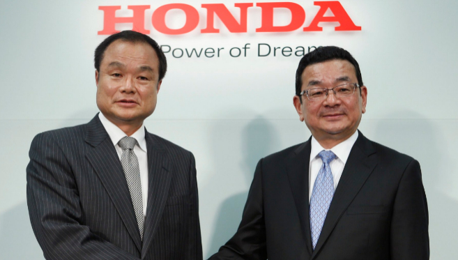 De izquierda a derecha, el actual CEO Takanobu Ito y su sucesor...