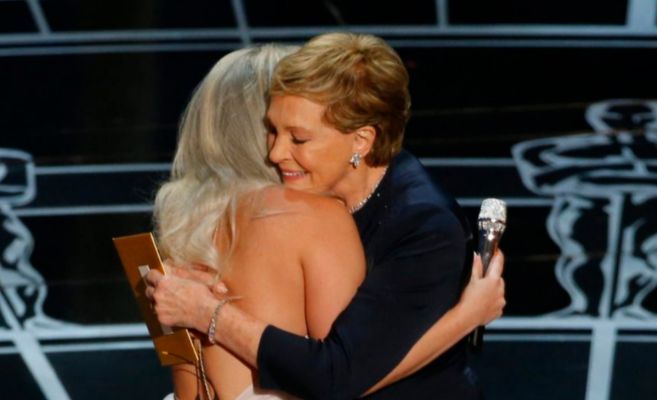 Lady Gaga abraza a Julie Andrews durante la gala.