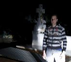 Silverio, el enterrador, anoche en el cementerio de Ossa.