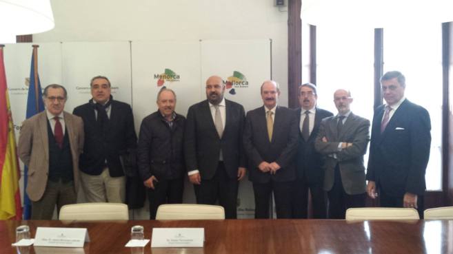 El conseller Jaime Martnez con los representantes del sector...
