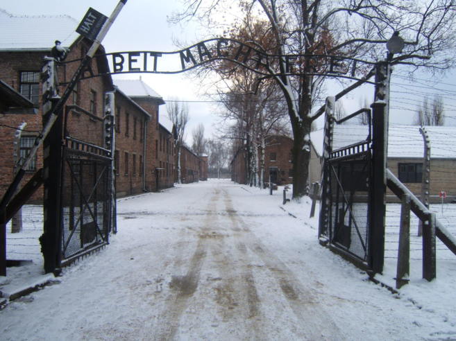 Las puertas del lugar de los horrores nazis, en la actualidad....