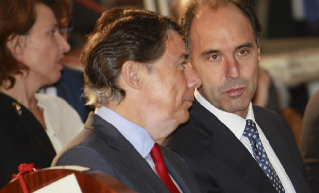 Ignacio Diego (d) junto a Ignacio Gonzlez en el acto de posesin...