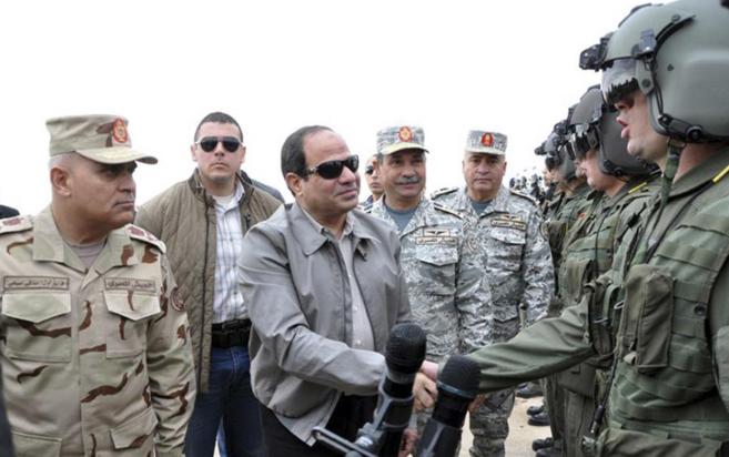 El presidente de Egipto, Abdelfatah al Sisi, saluda a un piloto de la...
