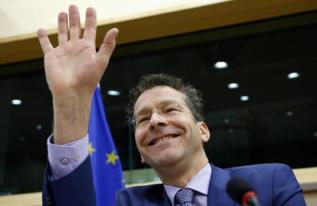 Jeroen Dijsselbloem, presidente del Eurogrupo, sonriente y levantando...