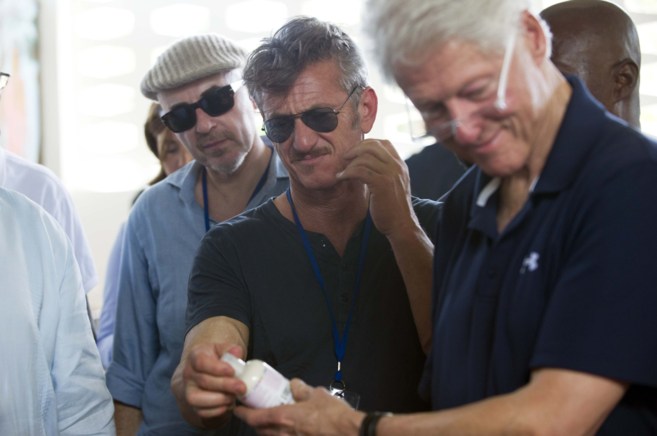 Bill Clinton (d) y Sean Penn (c) visitan cooperativa agrcola en...