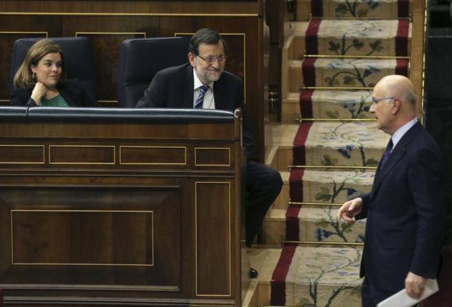 Josep Antoni Duran Lleida pasa delante de Rajoy tras su intervencin...