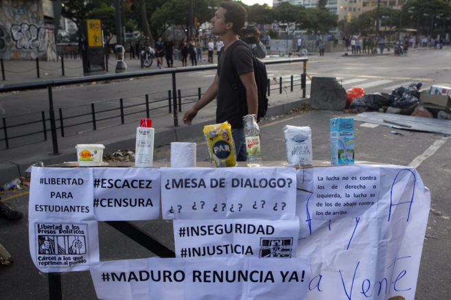 Mensajes expuestos durante una protesta en Caracas contra el Gobierno...
