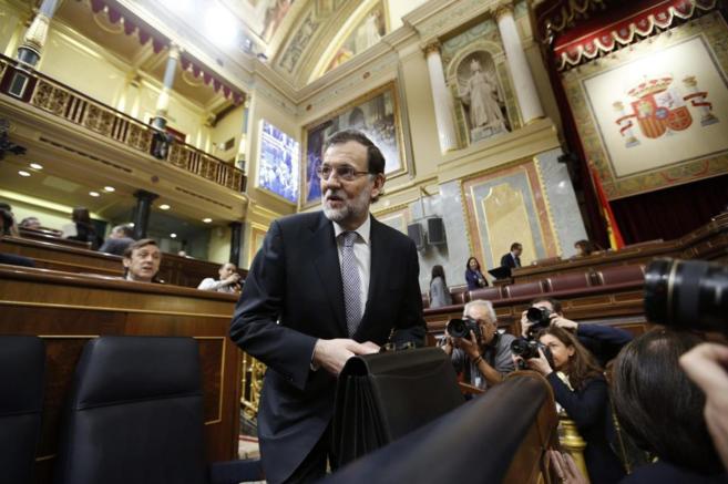 Rajoy, prepara sus papeles al inicio de la segunda jornada del Debate...