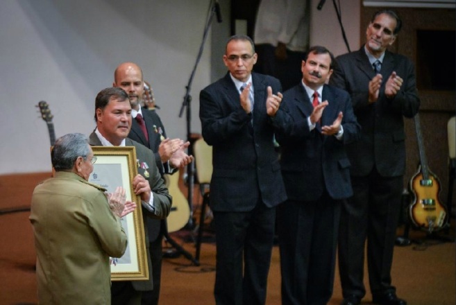 Ral Castro condecora a los agentes cubanos liberados conocidos como...