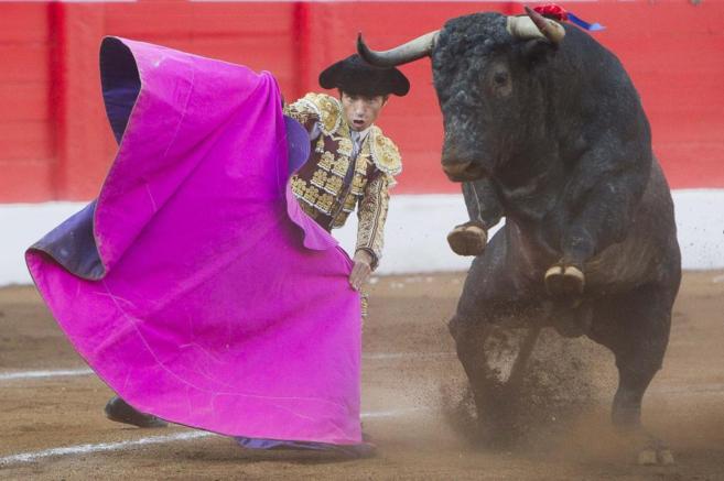Fernando Robleo se dobla con un toro de Victorino en Santander