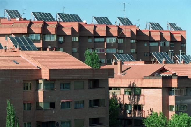 Varios bloques de viviendas con placas solares en Tres Cantos.