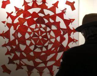 'Mandala (rojo)' de P. Albarracn, hecho con bragas.