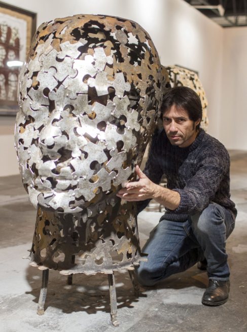 Xavier Mascarn posa ante una de sus esculturas