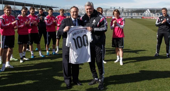 Florentino entrega a Ancelotti una camiseta en homenaje a sus 100...