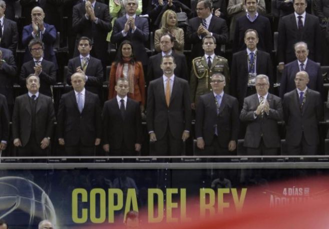 El rey Felipe VI escucha el himno nacional, durante la final de Copa...
