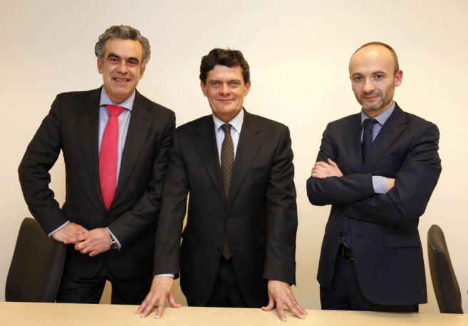 Jaime Echegoyen (en el centro), con los dos nuevos directores...