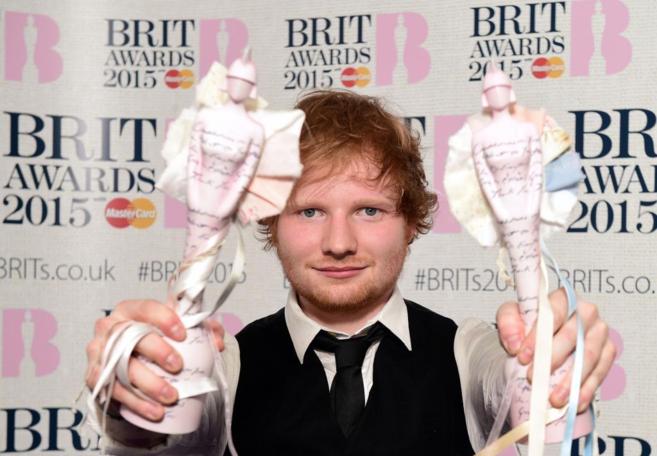 El msico Ed Sheeran sosteniendo sus estatuillas.