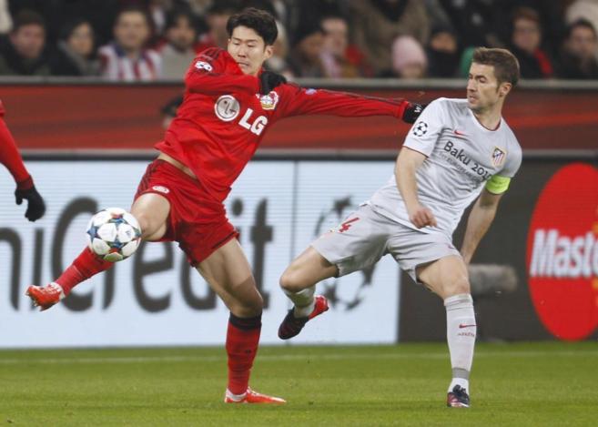 Gabi disputa un baln con el delantero coreano del Leverkusen, Son...