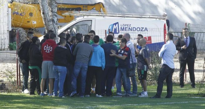 Miembros de Supporters rodean a Jorge Molina durante un entrenamiento...