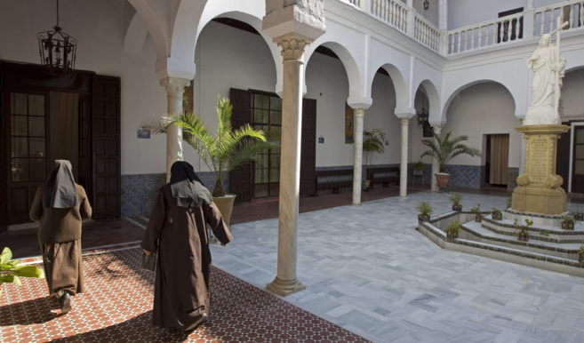 Dos monjas cruzan el claustro del convento de las Teresas en Sevilla.