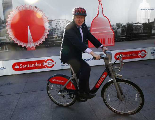El alcalde de Londres, Boris Johnson en una bicicleta patrocinada por...