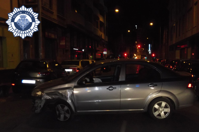 El conductor colision contra dos vehculos aparcados.
